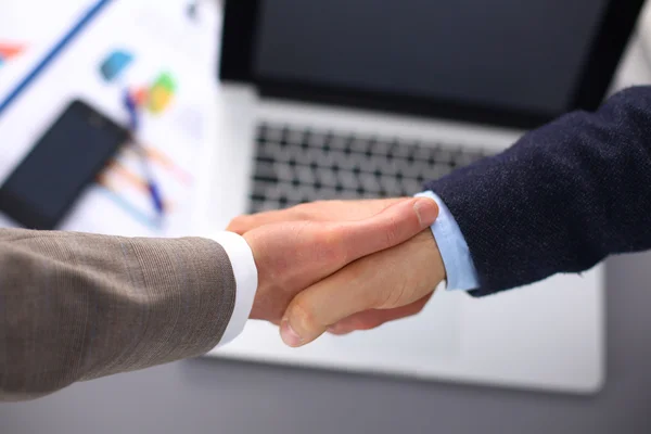 Obchodní handshake. Dvěma roztřesené ruce s sebou v kanceláři — Stock fotografie