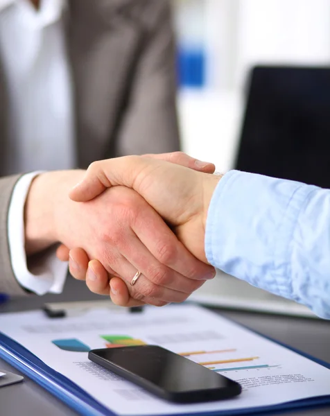 Geschäftlicher Händedruck. zwei Geschäftsleute beim Händeschütteln im Büro — Stockfoto