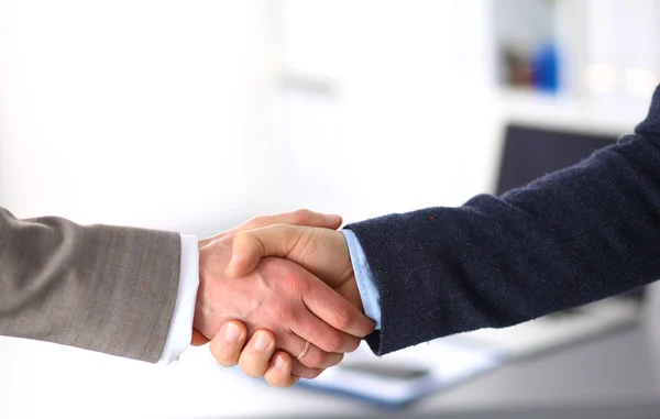 商务上的握手。两个商人握手互相在办公室 — 图库照片