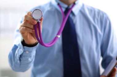 Bir doktor stetoskop klasör holding ile portre portre