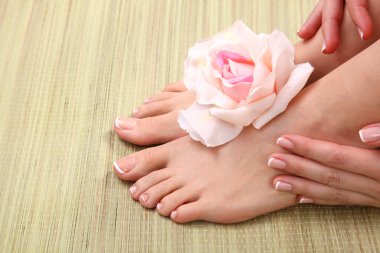 Portre fotoğraf pedikür ile güzel bir kadın ayak