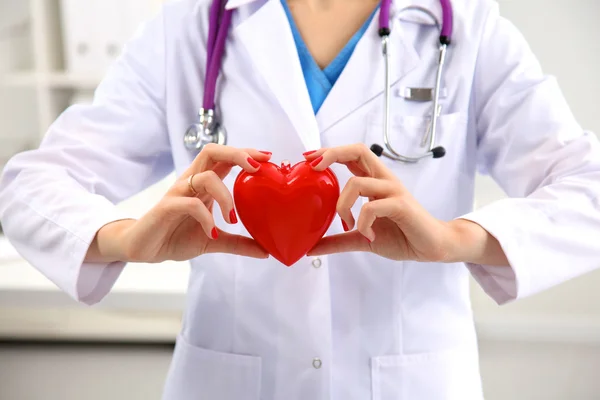 Primer plano de doctora desconocida con estetoscopio aislado — Foto de Stock