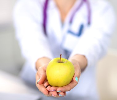 ofiste mutlu tıp doktoru kadın portresi