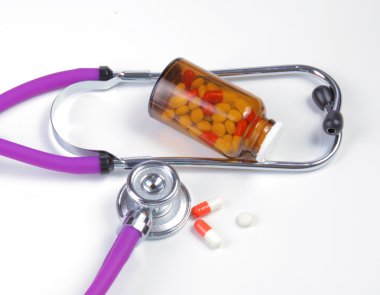 Beyaz arka plan üzerinde izole hapları ile sağlık stetoskop