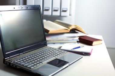 Ofis Masaları boş not defteri ve dizüstü bilgisayar ile