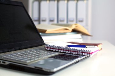 Ofis Masaları boş not defteri ve dizüstü bilgisayar ile
