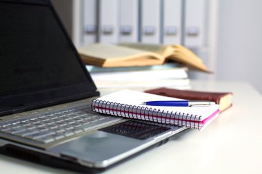 Ofis Masaları boş not defteri ve dizüstü bilgisayar ile