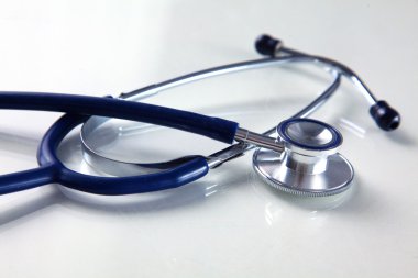 Beyaz arkaplanda tıbbi steteskop