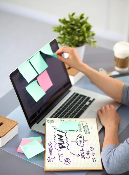 Junge Geschäftsfrau arbeitet an einem Laptop — Stockfoto