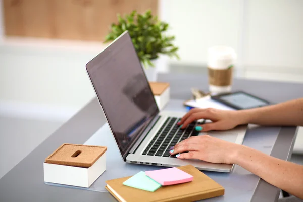 Junge Geschäftsfrau arbeitet an einem Laptop — Stockfoto