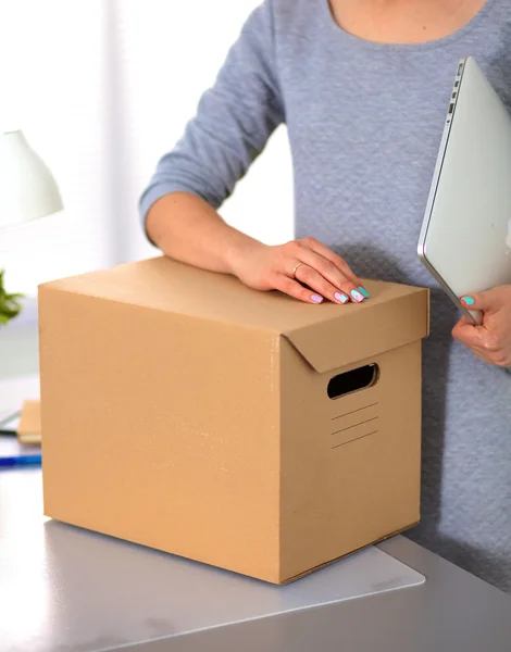 Счастливая команда бизнесменов, переезжающих в офис, упаковывающих коробки, улыбающихся — стоковое фото