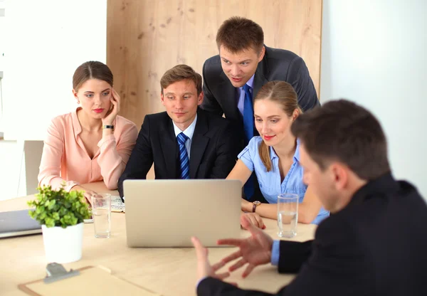 Geschäftstreffen - Manager bespricht Arbeit mit Kollegen — Stockfoto