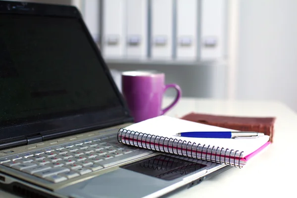 Ofis Masaları boş not defteri ve dizüstü bilgisayar ile — Stok fotoğraf