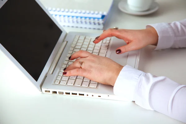 Young businesswoman working on a laptop — Stock Photo, Image