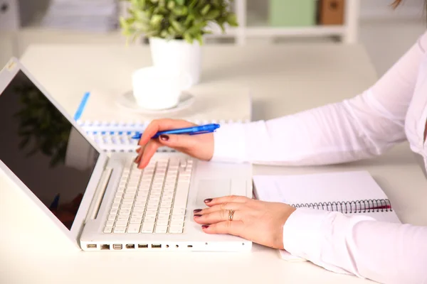 Junge Geschäftsfrau arbeitet an einem Laptop — Stockfoto