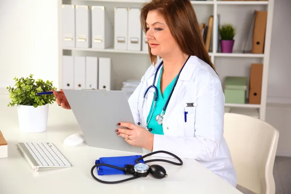 Retrato de médico feliz mujer en el consultorio — Foto de Stock