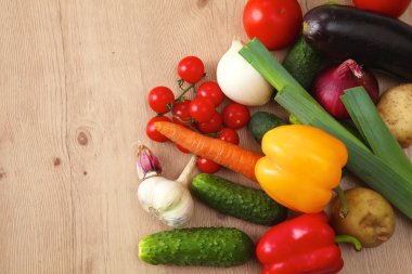 Çeşitli ham organik sebze ahşap masa ile kompozisyon