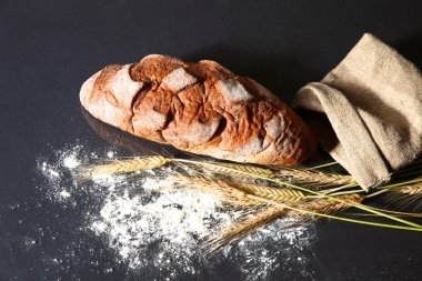 rustik kaşarlı ekmek ve buğday kulaklara koyu ahşap bir masa