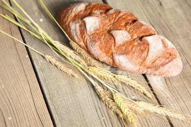 rustik kaşarlı ekmek ve buğday kulaklara koyu ahşap bir masa