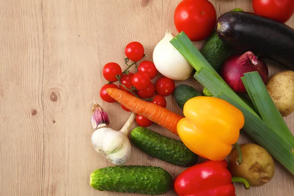 Composición con surtido de verduras orgánicas crudas mesa de madera — Foto de Stock