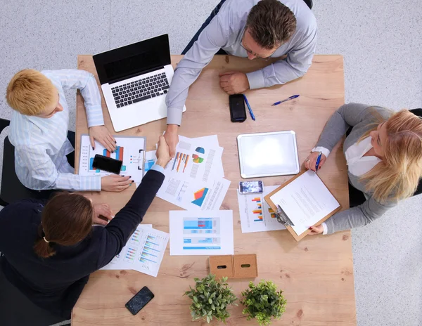 Imagen de los socios comerciales discutiendo documentos e ideas en la reunión — Foto de Stock