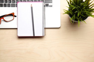 Ofis Masaları boş not defteri ve dizüstü bilgisayar ile