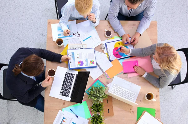 Imagen de los socios comerciales discutiendo documentos e ideas en la reunión — Foto de Stock