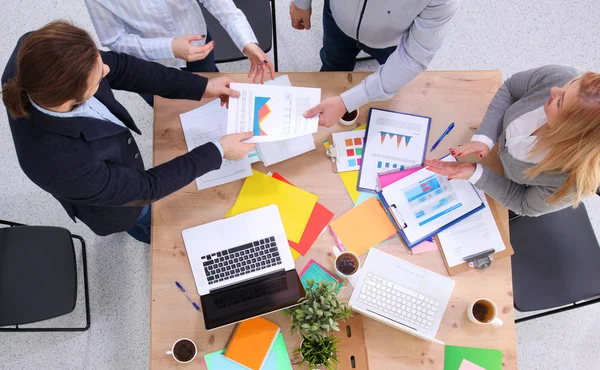 Image von Geschäftspartnern, die bei Treffen Dokumente und Ideen diskutieren — Stockfoto