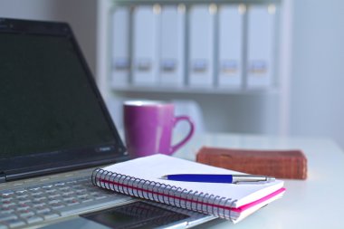 Ofis Masaları boş not defteri ve dizüstü bilgisayar ile