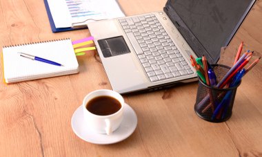 Ofis Masaları boş not defteri ve dizüstü bilgisayar ile