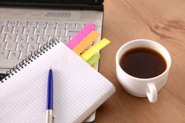 Ofis Masaları boş not defteri ve dizüstü bilgisayar ile