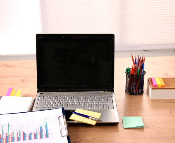 Office tabel met lege Kladblok en laptop — Stockfoto