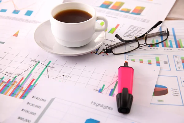 Financiële en zakelijke kleur grafieken en diagrammen op tafel — Stockfoto