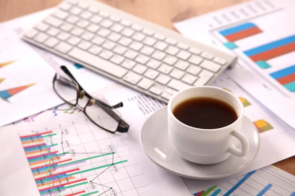 Financiële en zakelijke kleur grafieken en diagrammen op tafel — Stockfoto