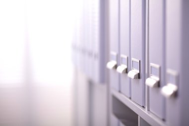 Dosya klasörleri, arka planda raflarda duran