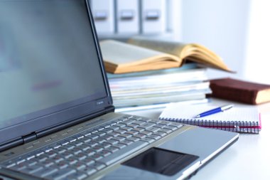 Ofis Masaları boş not defteri ve dizüstü bilgisayar ile