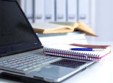 Ofis Masaları boş not defteri ve dizüstü bilgisayar ile