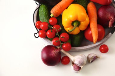 Tablo üzerinde çeşitli ham organik sebze ile kompozisyon