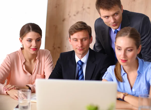 Zakelijke bijeenkomst - manager werk met zijn collega's bespreken — Stockfoto