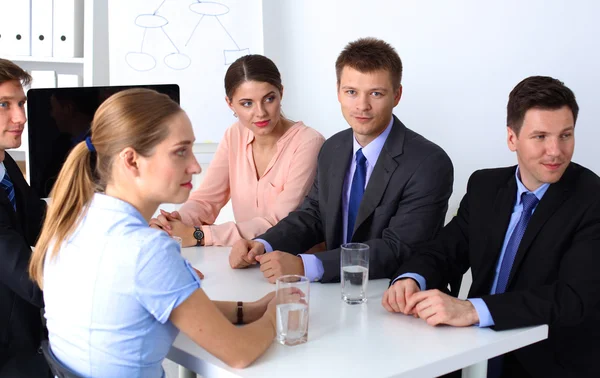 Reunião de negócios - gerente discutindo o trabalho com seus colegas — Fotografia de Stock