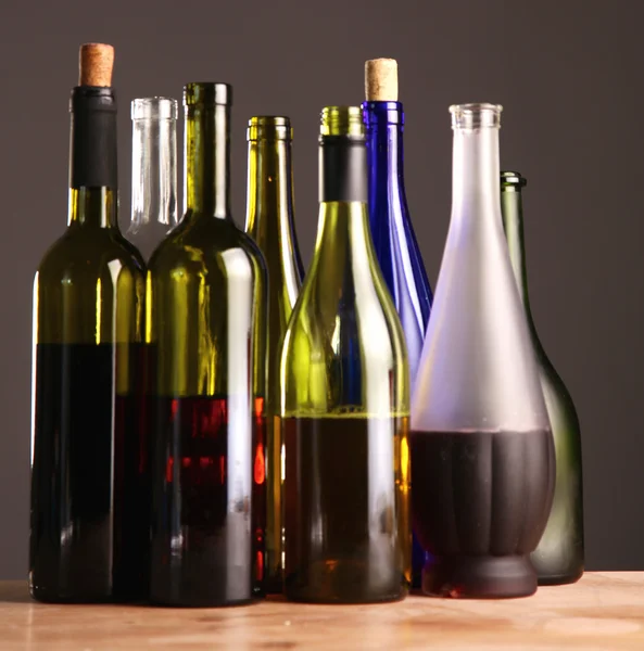 Flaskor vin på ett träbord — Stockfoto