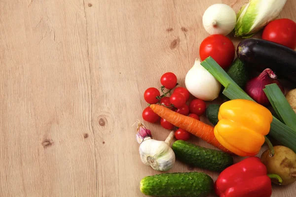 Composition avec assortiment de légumes biologiques crus table en bois — Photo