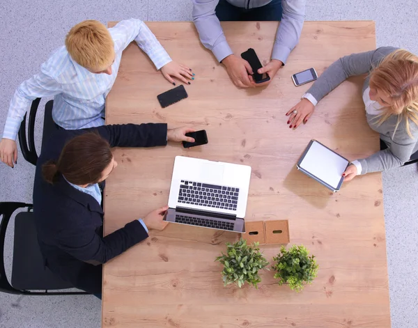 Imagen de los socios comerciales discutiendo documentos e ideas en la reunión — Foto de Stock