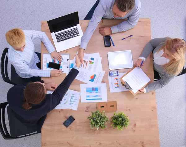 Imagen de los socios comerciales discutiendo documentos e ideas en la reunión —  Fotos de Stock