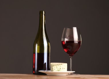 Şarap ve peynir ahşap masa üzerinde rafine natürmort