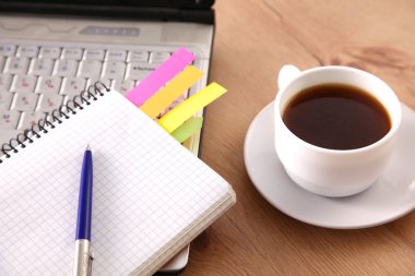 Ofis Masaları boş not defteri ve dizüstü bilgisayar ile