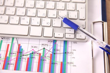 Ofis Masaları boş not defteri ve dizüstü bilgisayar ile