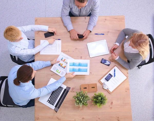 Imagen de los socios comerciales discutiendo documentos e ideas en la reunión — Foto de Stock