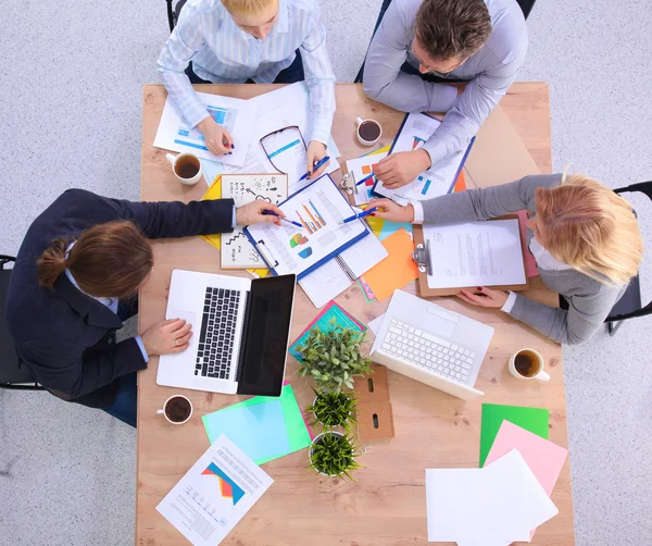 Imagen de los socios comerciales discutiendo documentos e ideas en la reunión — Foto de Stock