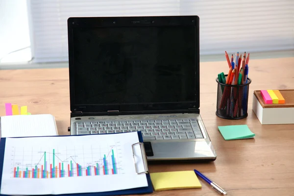 Mesa de escritório com bloco de notas em branco e laptop — Fotografia de Stock